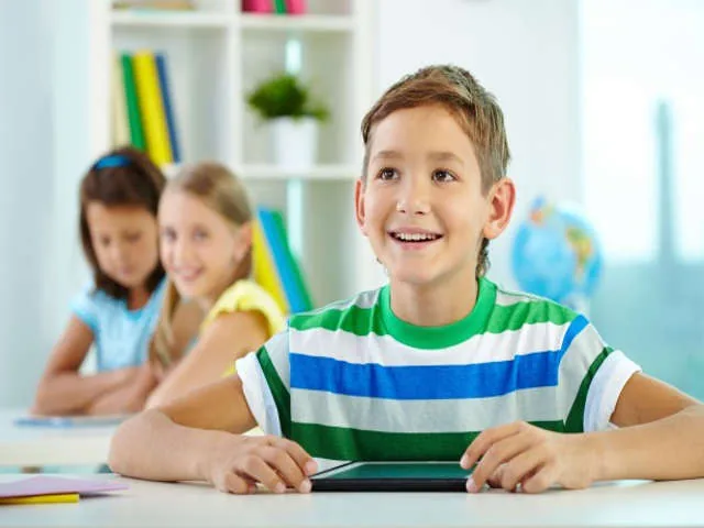Aluno sorridente em sala de aula