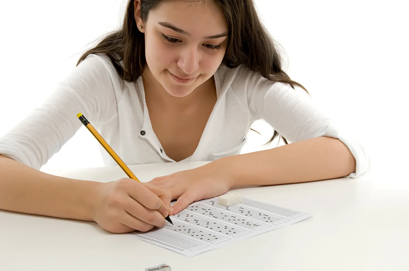 Estudante preenchendo a folha de respostas